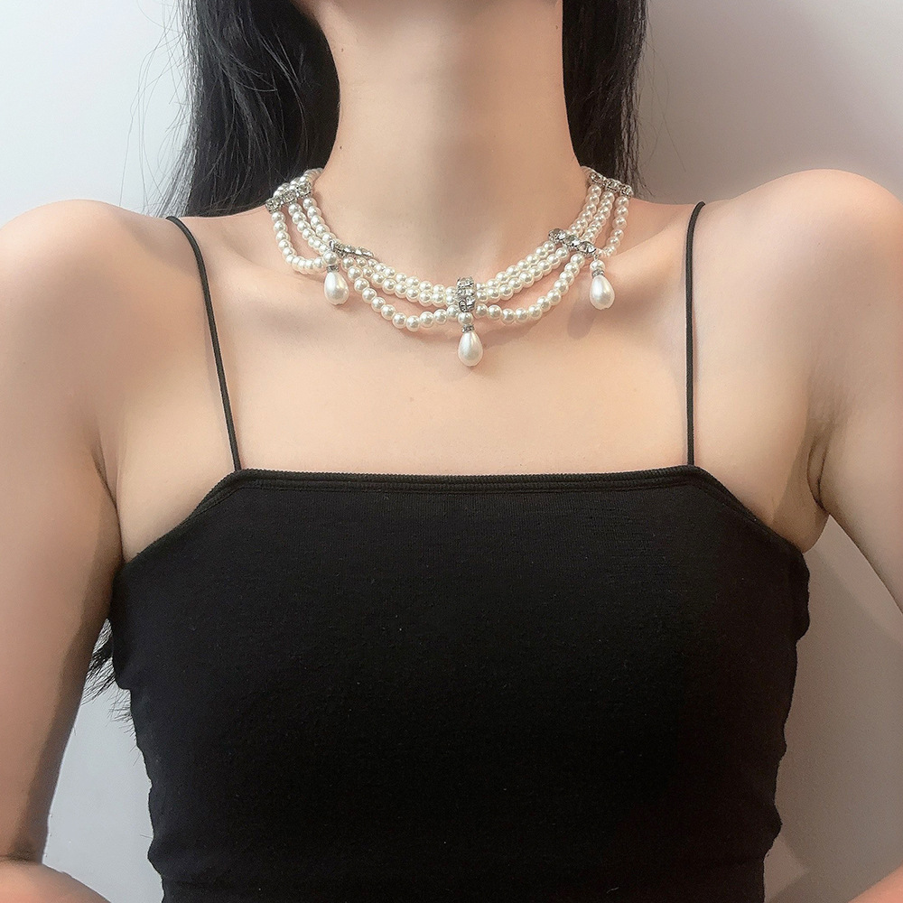 Cute necklace drop-shaped with tassels from pearl