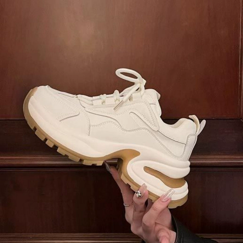 Впитывающие пот кожаные туфли для папы на толстой подошве с верхним слоем, увеличивающие рост, для женщин, осень 2025, новая универсальная повседневная спортивная обувь, модная обувь