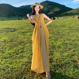 法式氛围感度假风蕾丝花边黄色吊带连衣裙女夏露背收腰显瘦长裙子
