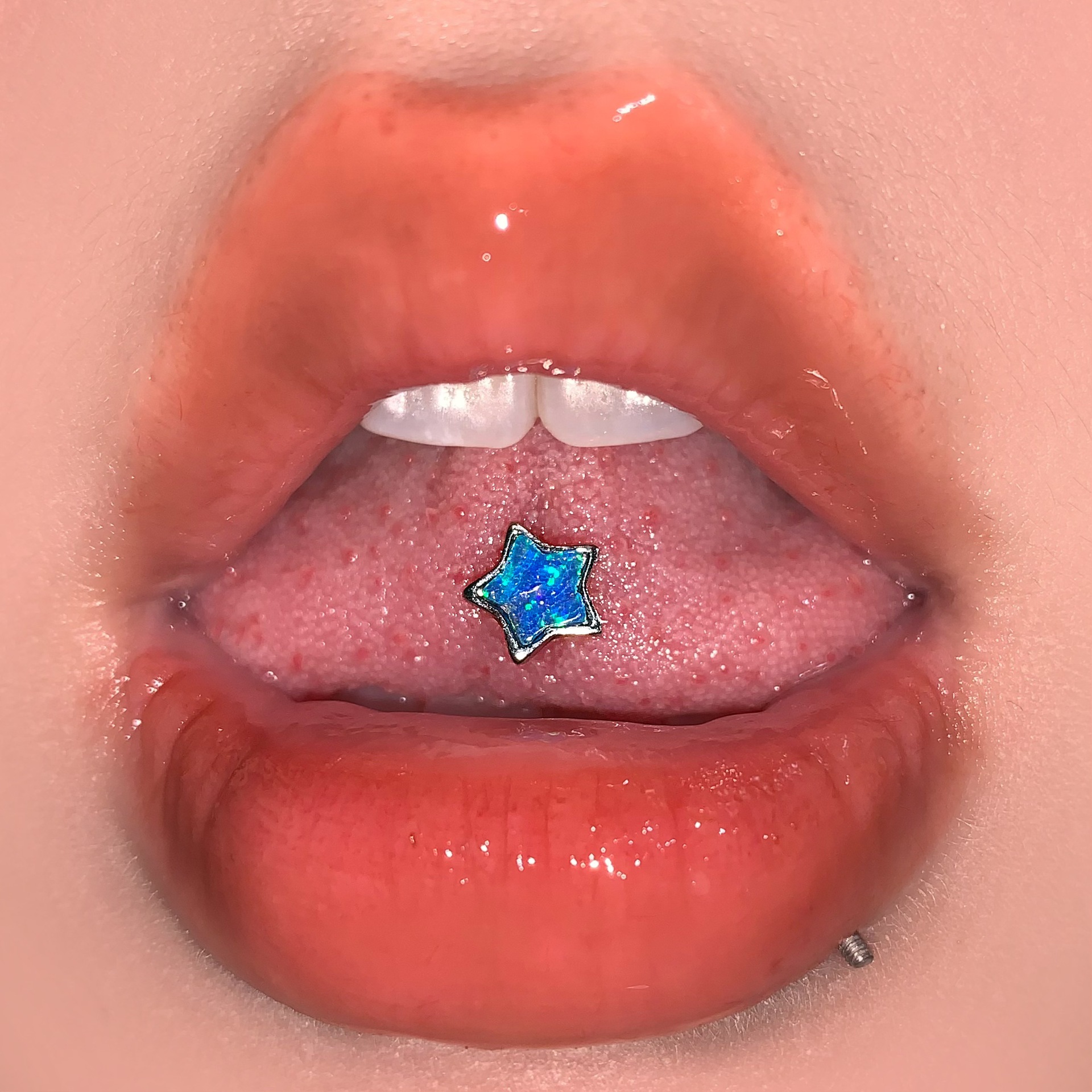 Silver pointed spike labret stud material detail