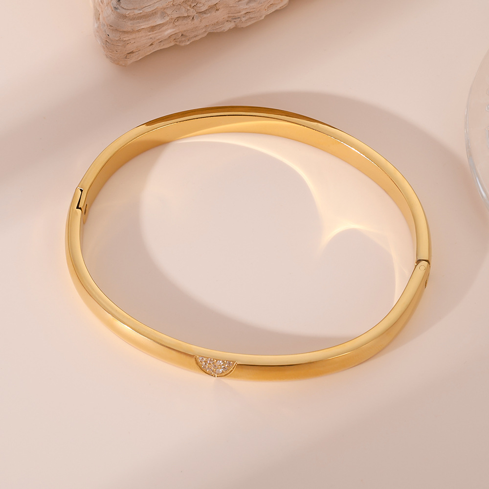 2025 nuevo estilo venta caliente transfronteriza acero inoxidable 18K espejo pulido triángulo blanco circonio hebilla pulsera mujer