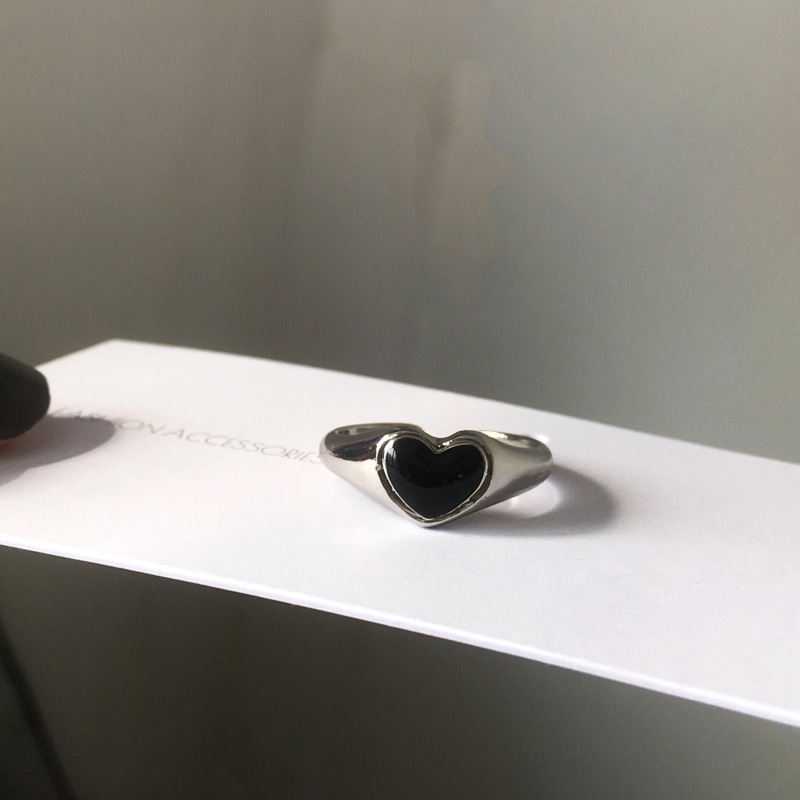 Elegant retro design fashionable black ring heart shaped