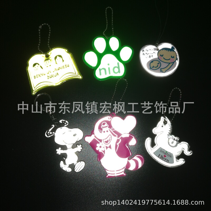 Customized Cartoon Shape Reflective Pvc Keychain Bicycle Reflective Tag Laser Reflective Vest Keychain
