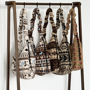 �}�Q����Ů��ײɫ���e���ëб��ˮͰ���ٴ��nϵ�ɳڸІμ����