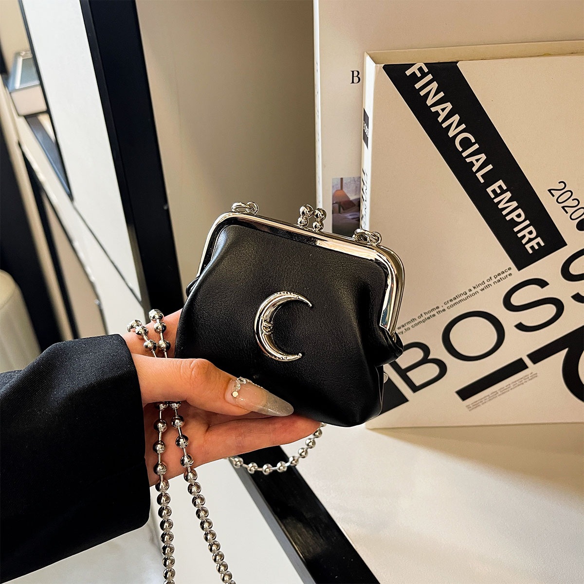 Paquete de cambio 2025 versión coreana de la bolsa de diseño de abanico de color de concha de nicho, cadena de colisión oblicua de todo fósforo, nuevo estilo, mensajero femenino de verano