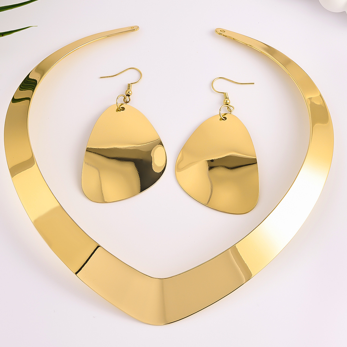 Europa y los Estados Unidos venden un collar abierto de moda de metal exagerado collar conjunto de pendientes de joyería de mujer venta directa