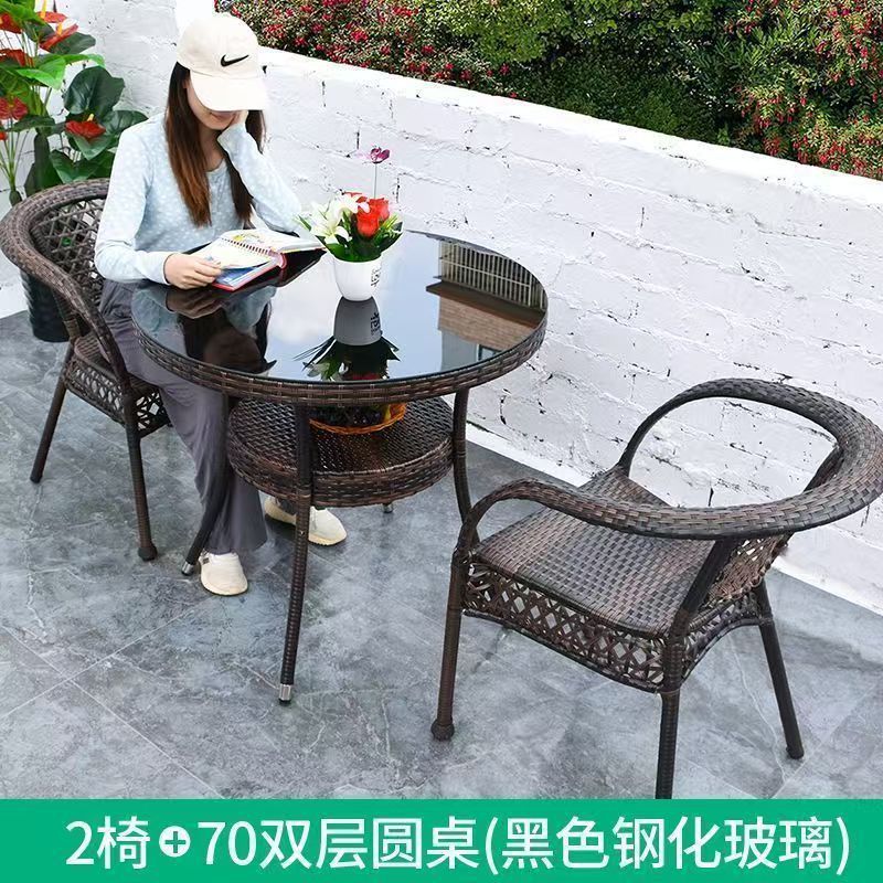 Mesa y silla de ocio de balcón al aire libre, patio, silla de caña, tres piezas, terraza al aire libre, silla de caña, silla de tejido de caña, mezcla de mesa de té