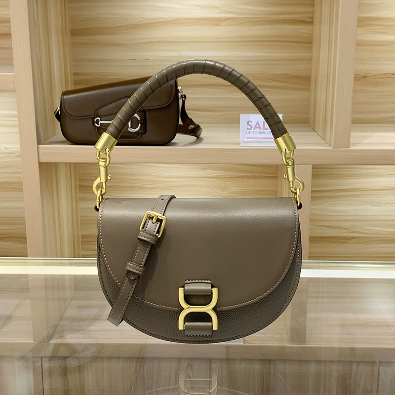 Стильная небольшая дизайнерская ручная сумочка подмышку, ремешок для сумки, сумка через плечо, стиль лёгкой роскоши, тренд сезона, натуральная кожа
