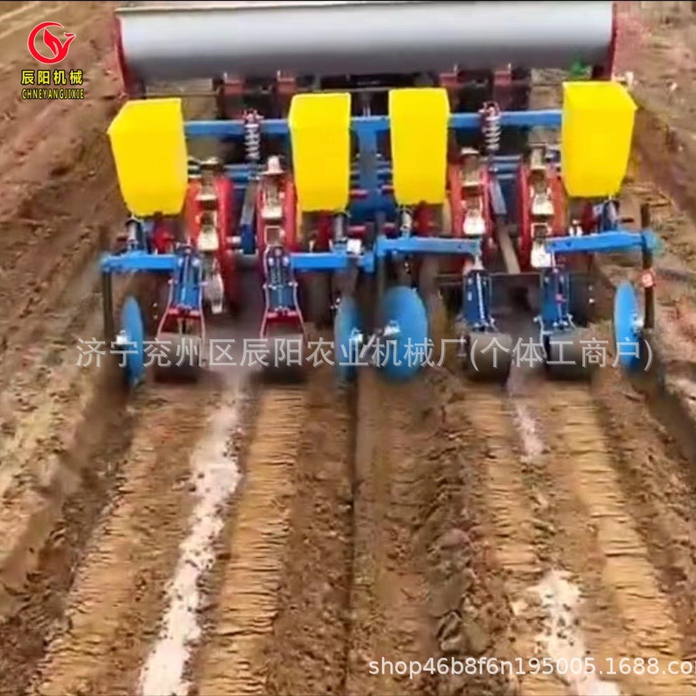 膜上打孔花生播种机四轮拖拉带动免抠膜2行4行花生铺膜精播机