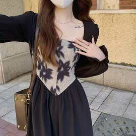 秋冬2023新款宽松设计感拼接御姐风长袖连衣裙收腰显瘦方领小黑裙