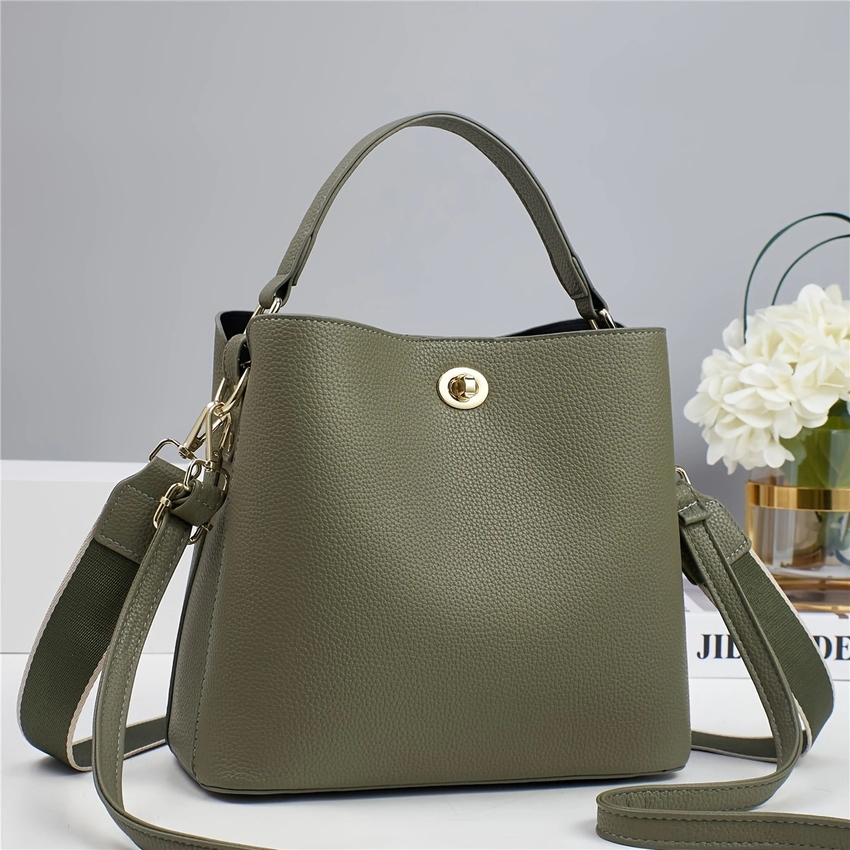 新款女士手提单肩水桶包高档女包轻便斜挎单肩包拧锁小桶包