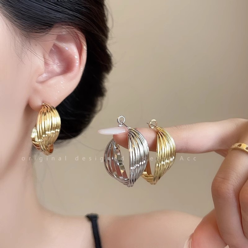 Retro fashionable metal earrings