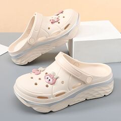 新しい穴の靴の女性の夏のカジュアルなファッションの厚い底は外出します。