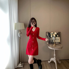 新款简约高级感法式小香风针织连衣裙优雅气质V领单排扣红色A字裙