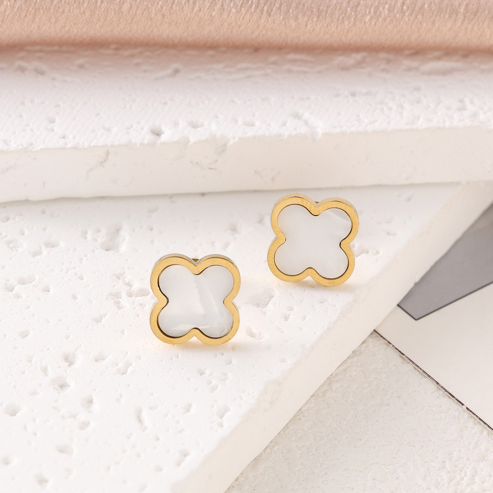 626 화이트 귀걸이 (단면)