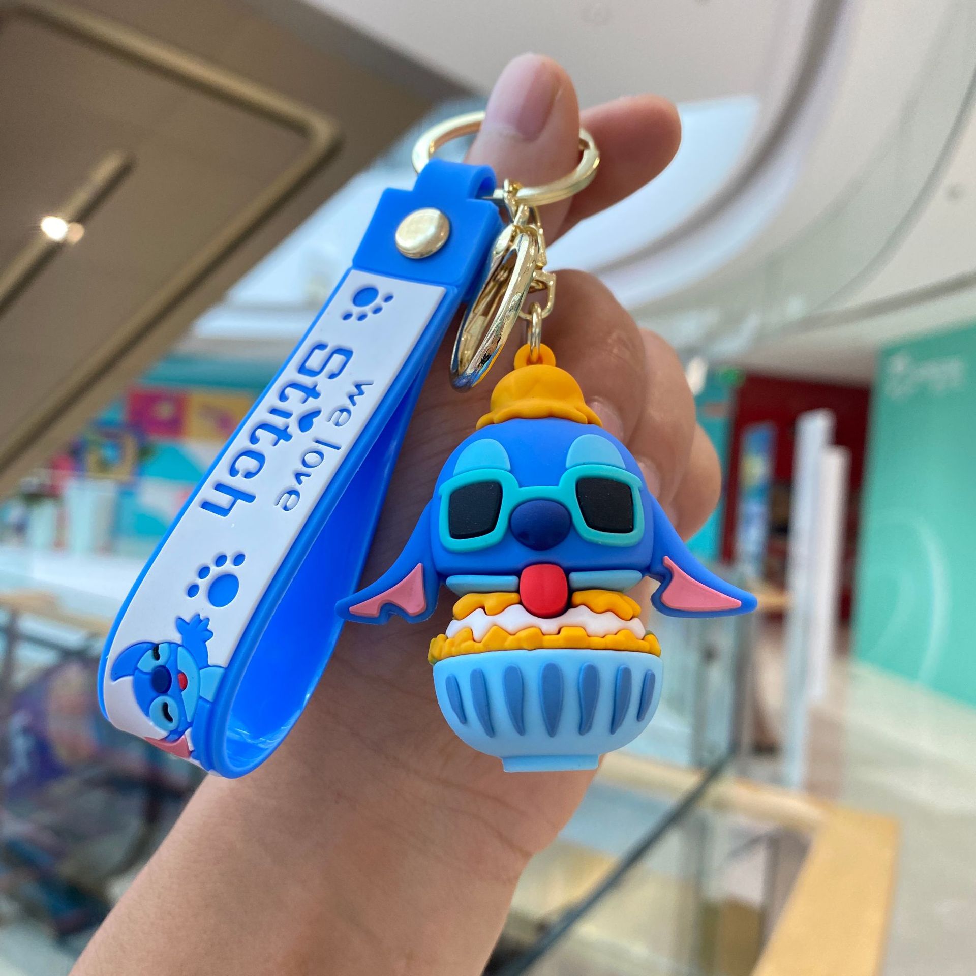 Cartoon Q versión puntada llavero moda fresco lindo colgante bebé captura máquina muñeca pareja pequeño regalo al por mayor