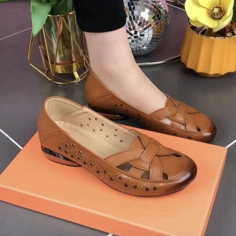 Mother's Shoes Sandals Soft Leather Flat Bottom Comfortable Non-slip Middle-aged and Elderly Spring and Summer Hollow Women's Shoes Hole Shoes Leather Shoes
