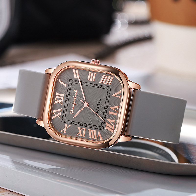 Nueva moda cuadrada cinturón de reloj femenino escala romana estilo antiguo cuarzo todo fósforo reloj de mujer al por mayor