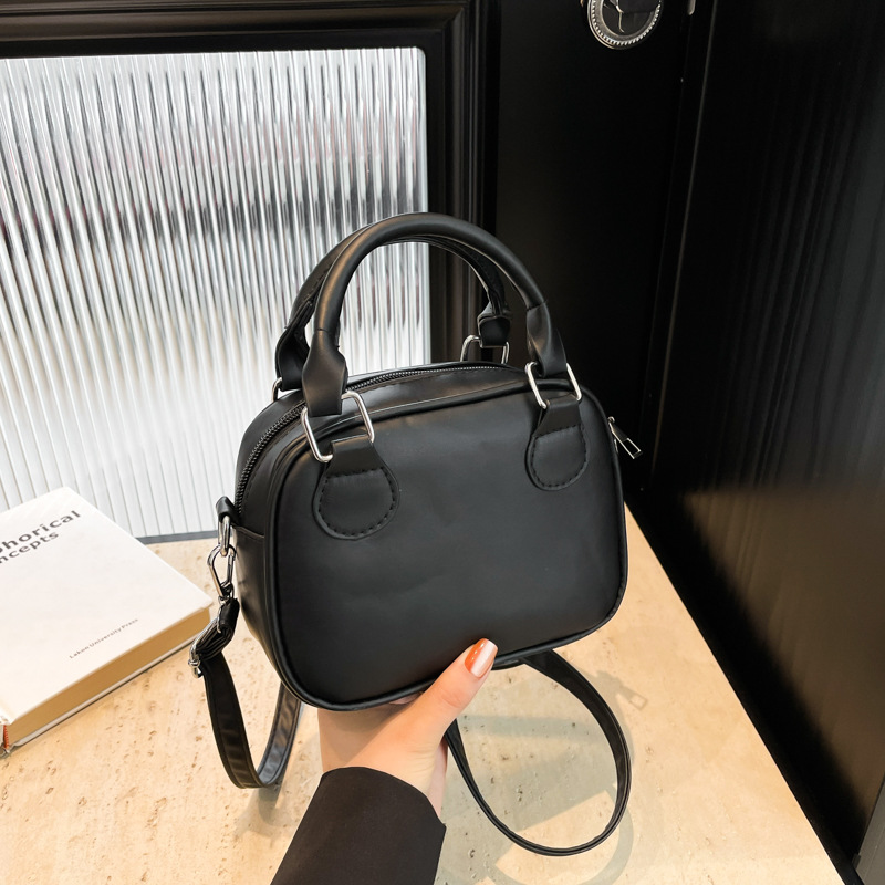 Otoño y invierno retro bolsas de bolos de mano tendencia 2024 nueva sensación extranjera Meilade bolsas de mujer de diseño simple bolso de mochila