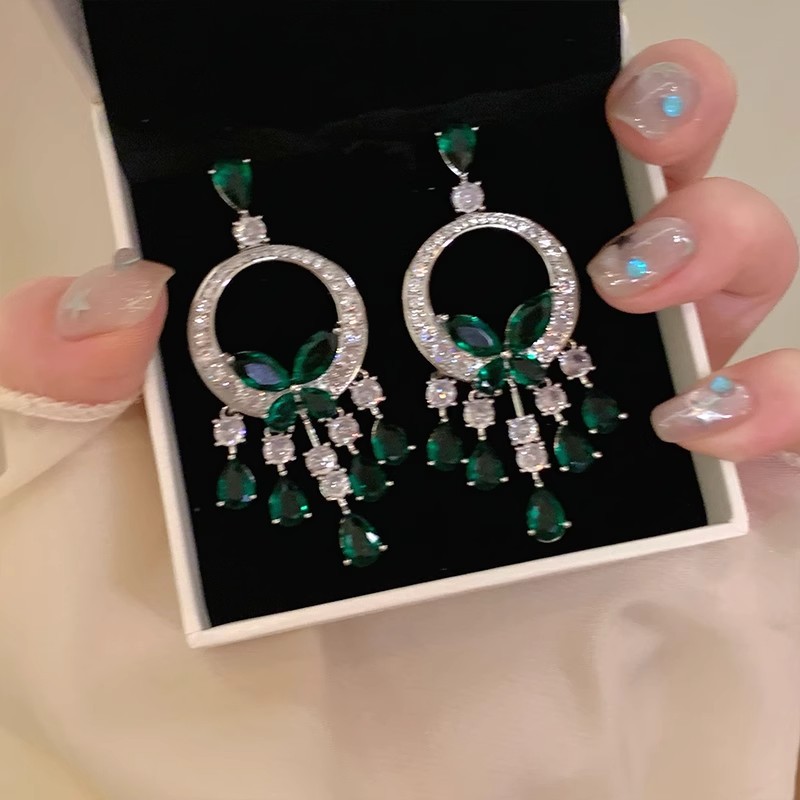 Pendientes de plata en stock con borlas de mariposa con incrustaciones de diamantes, pendientes de esmeralda de estilo palaciego de lujo ligero, pendientes versátiles y de alta gama.