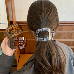 気質のカモの口は大きいサイズの復古の色の髪を挟んで女性の後頭部の髪の量の多い優雅な髪を挟みます。