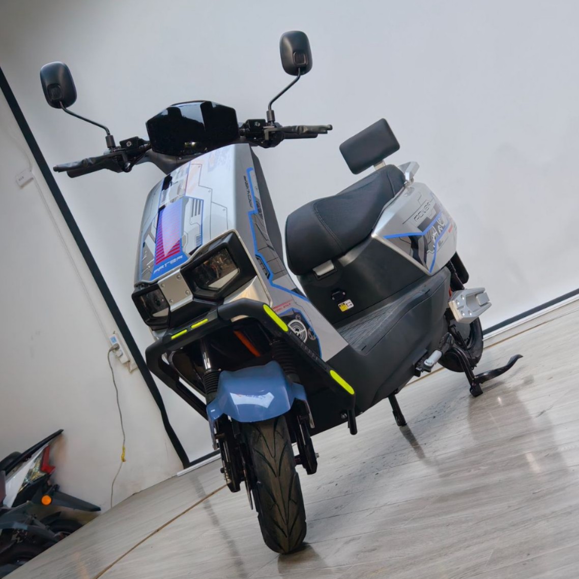 Cross-Border Export of Cangqiong Electric Motorcycles, Commuter Electric Scooters, Electric Vehicles with Long Range and High Power for Delivery Services