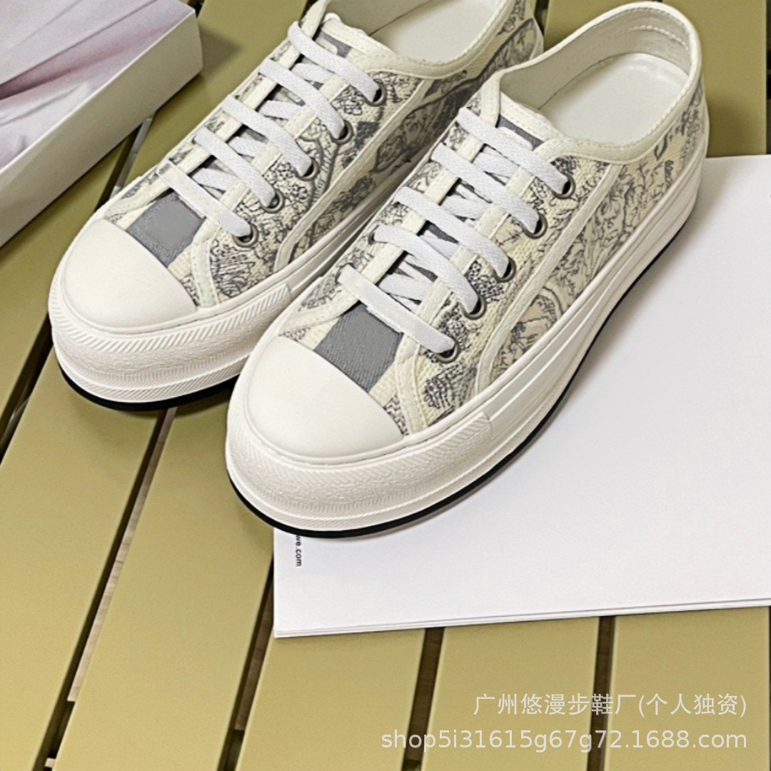 Zapatillas de lona retro con bordado de la marca D, novedad 2026, zapatillas casuales de moda, versátiles, para parejas, con suela gruesa, blancas.