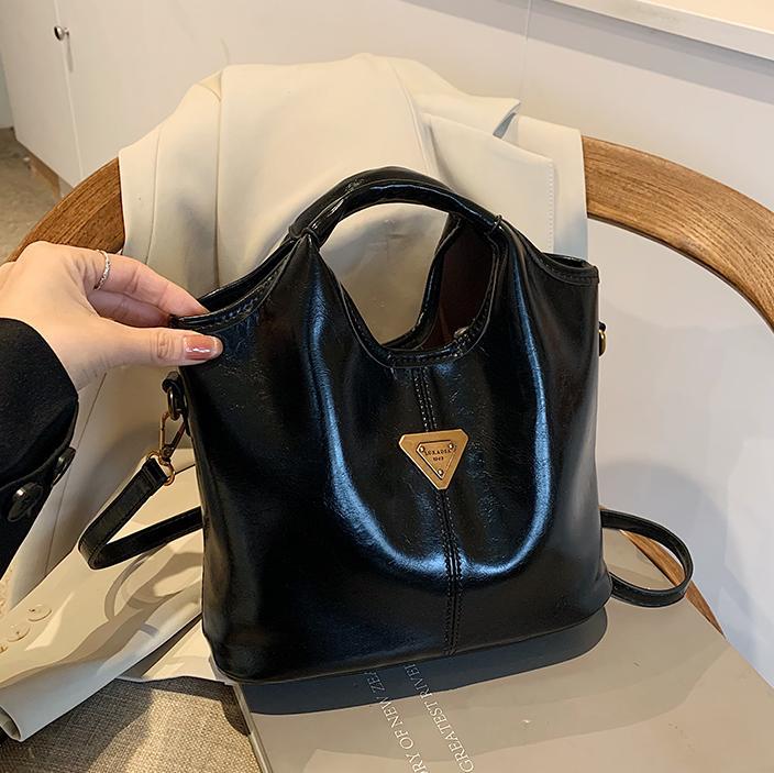 Moda portátil de cera de cuero bolso de agua para mujeres 2024 nueva moda coreana bolso de hombro de alta calidad bolso de mujer versátil