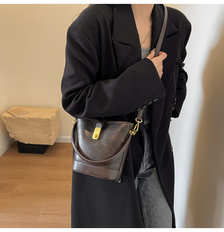 Women's Small Pu Leather Color Block Vintage Style Bucket Zipper Shoulder Bag Handbag Bucket Bag display picture 4