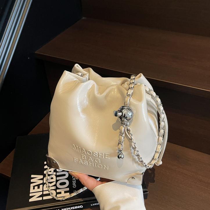 Bolso de cadena de verano popular para mujeres 2025 nuevo estilo versátil bolso de hombro de moda coreana nicho bolso de cubo
