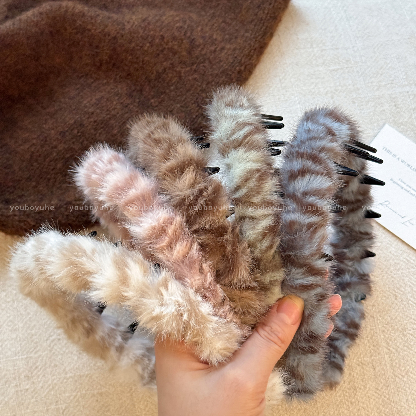 Retro Autumn and Winter Plush Leopard Print Toothed Headband for Women, Fashionable High Cranial Pressure Hair Headband, Niche Design Anti-Slip Hair Accessories