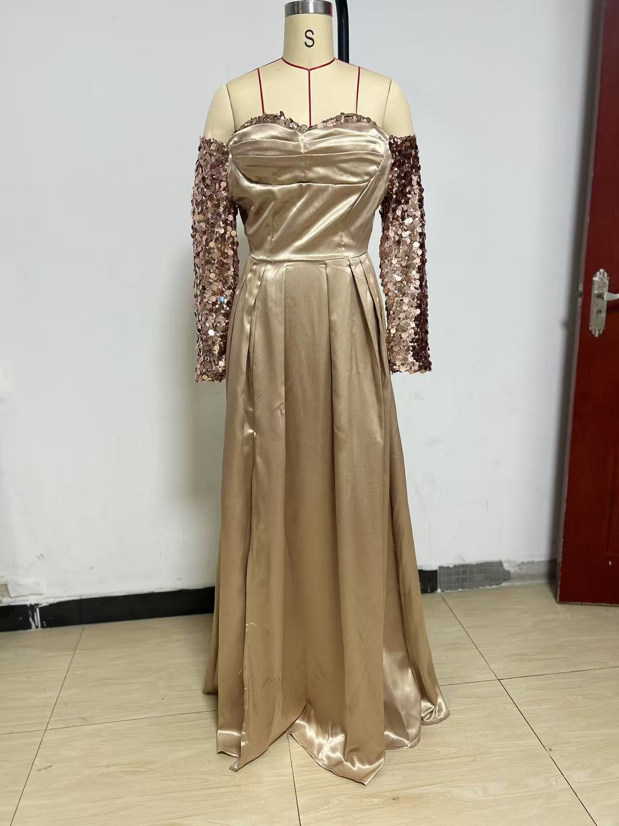 Abito lungo elegante da donna con paillettes scollo a v e spacco_voghion.com