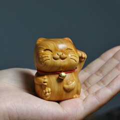 緑檀木彫刻ハンドルの鈴招き猫創意家庭書斎のデスクトップに動物工芸品のプレゼントを飾っています。