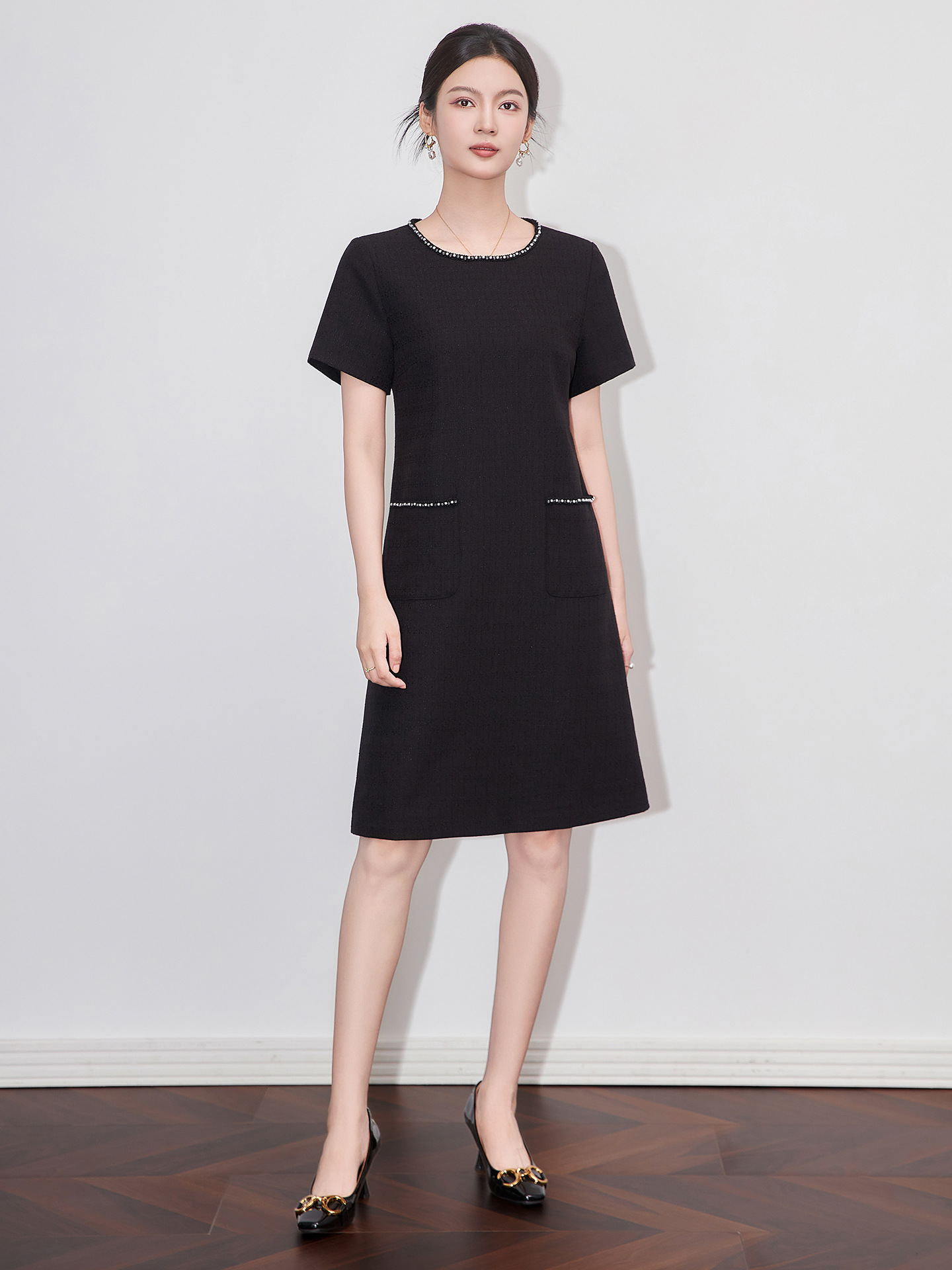 Váy liền nữ kiểu Pháp cổ tròn tay ngắn dệt jacquard ôm nhẹ — Màu be