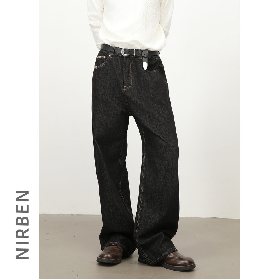 Quần jeans nam dáng rộng ống thẳng màu bò đen nguyên bản, túi thêu họa tiết, lưng giữa — Bò đen sống