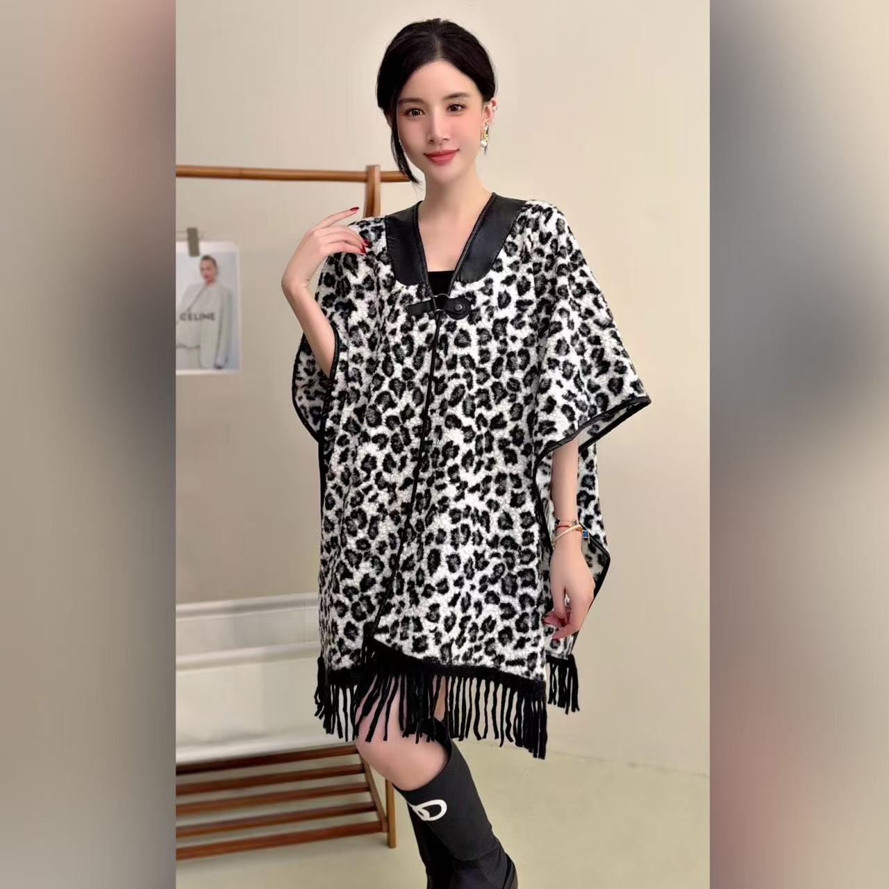 Maillard usa un diseño retro, un suéter de punto con costuras a cuadros de nicho, una capa de estilo occidental para mujer, un chal de borla