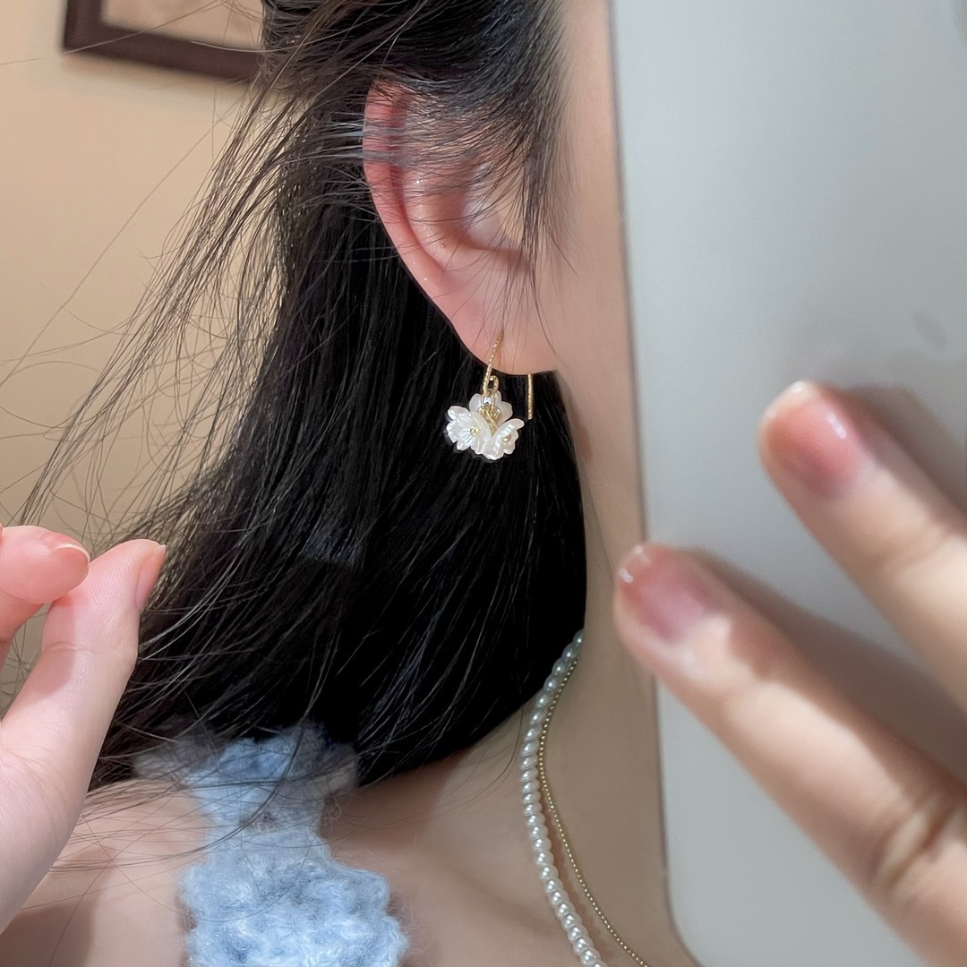 Elegant white accessory
