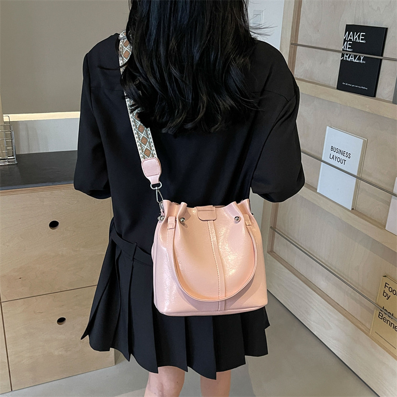 Bolso de moda coreano para mujeres 2024 verano nuevo bolso de hombro casual versátil nicho bolso de cubo de moda