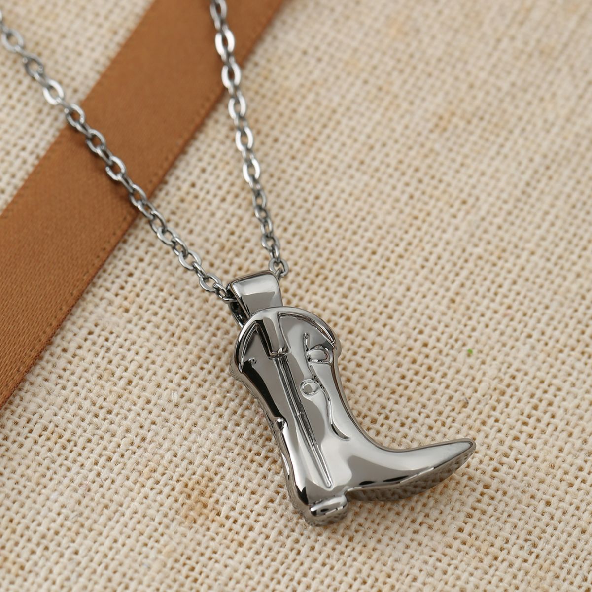 Holiday, Daily Occasion Copper Material Wholesale Retro Simple Style Boots Copper Plating Pendant Necklace