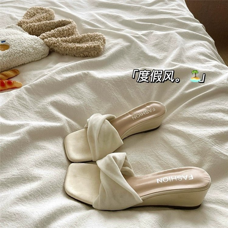 Zapatillas de cara casual francesa para mujeres 2026 nueva moda de verano, tacones gruesos con falda de talón frío image 1