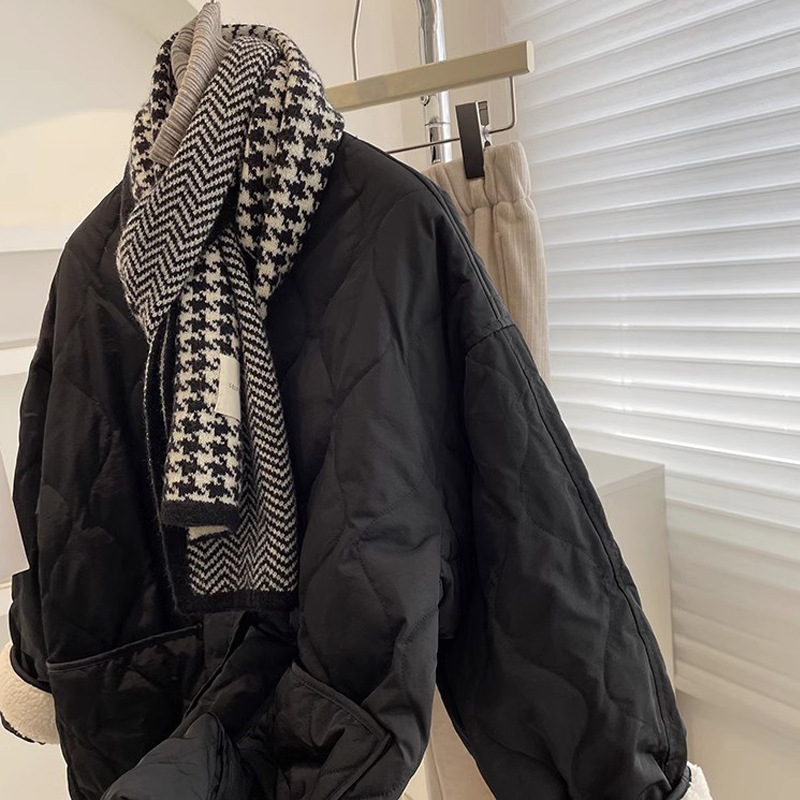 菱格の小さい香りの風の綿の服の女性の金の2024の新型の冬の韓国版のゆったりしている羊の小毛のコートの女性のベルベットは厚くなります。