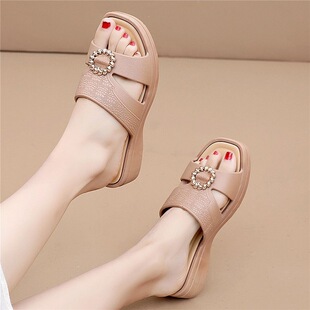 �����R�{�¿�s�¸�Ů��Ь�⴩�Ҿ�һ���U�՛��ϋ��������ܛ��