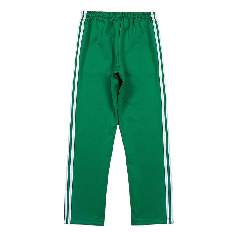 Trendige grüne Sporthose mit drei Streifen für Herren, locker geschnitten, gerade geschnitten, im Schuluniform-Stil._voghion.com