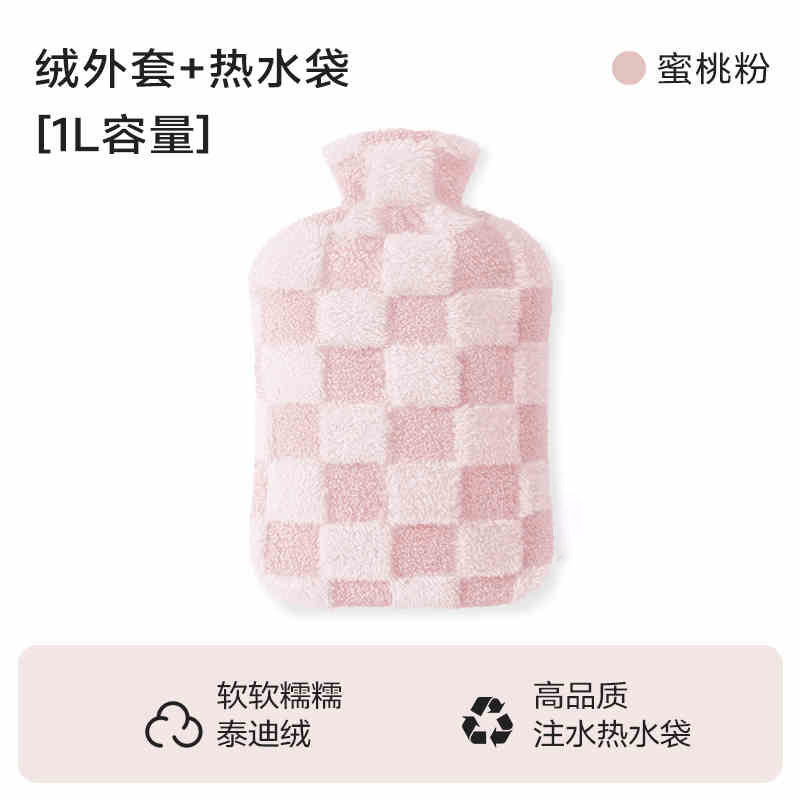 厚い湯たんぽの注水の小さいサイズの女子学生はお腹に水を入れて湯たんぽをつけて腰につけてぬいぐるみを持っています。|undefined