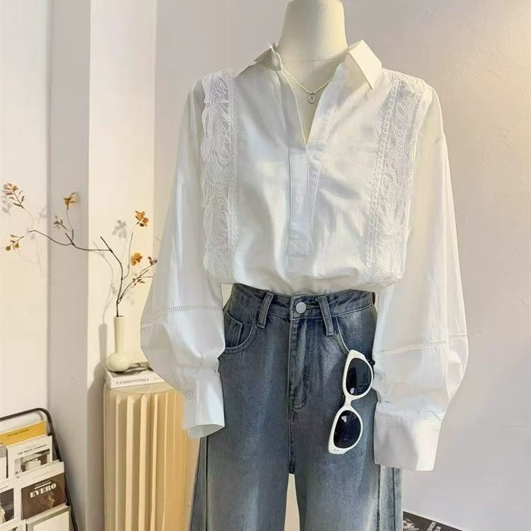 Женская белая рубашка с длинным рукавом, кружевными вставками, французским полузакрытым V-образным вырезом, элегантный топ в стиле commuter на весну 2025 года с отложным воротником на пуговицах