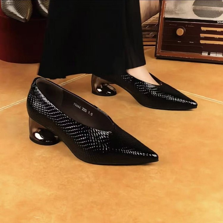 Aguda y poco profunda zapatos de talón grueso para mujeres 2026 verano y otoño explosivo nuevo patrón de serpiente un pie de zapatos de trabajo de cuero versátil