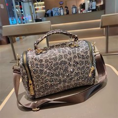 高級感のあるファッションの女性カバンはドリルで大きなバッグを持っています。