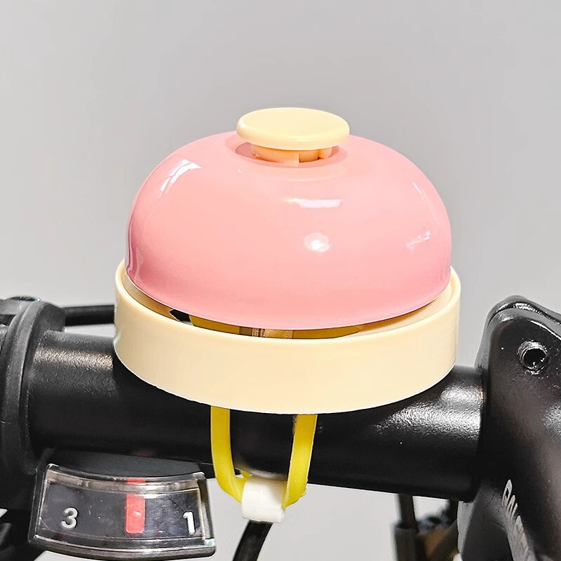 自転車の鈴は車に乗ってラッパを持ってかわいいアニメのマウンテンバイクの子供のスケートボードのバスの装飾の部品を持ちます。|undefined