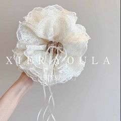 回転バレエは甘いレースの蝶結びの頭飾りを挟みます。