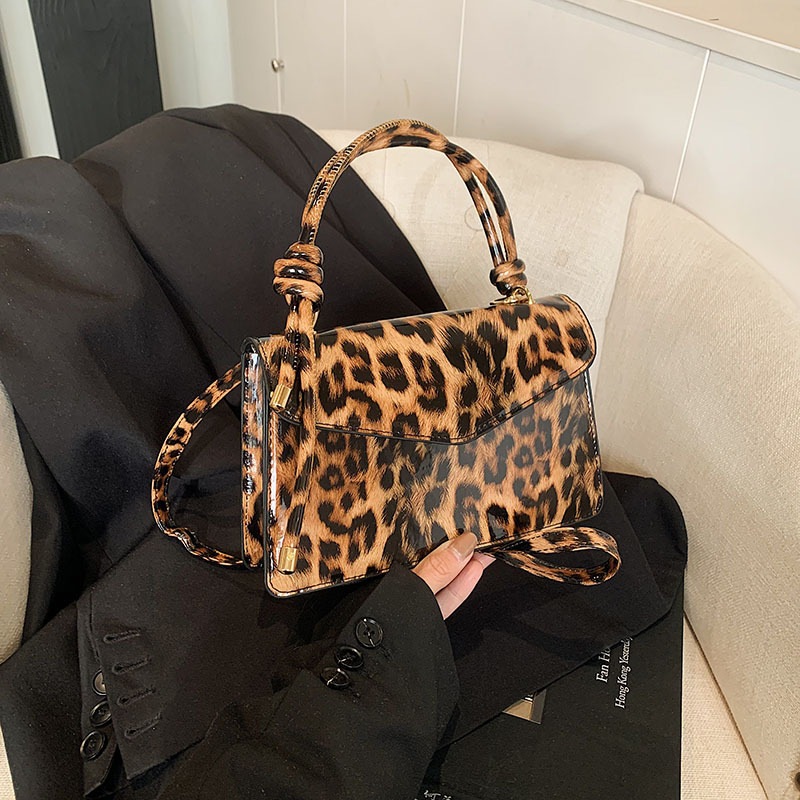 Bolso de mujer 2025 primavera nueva moda europea y americana leopardo mochila de moda brillante temperamento de una caja de hombro bolsa de moda